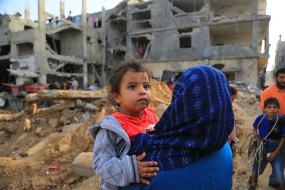مأساة تحت الأنقاض جنوبي غزة.. 5 جثث و10 ناجين صورة رقم 3