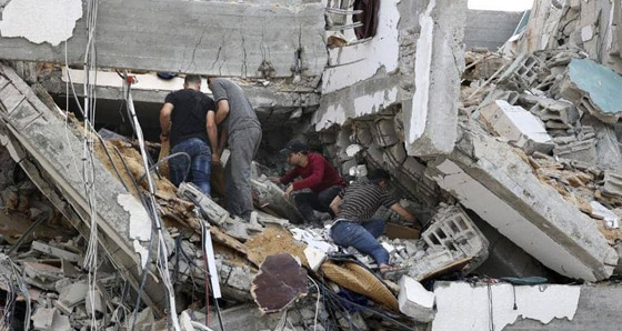 مأساة تحت الأنقاض جنوبي غزة.. 5 جثث و10 ناجين صورة رقم 1