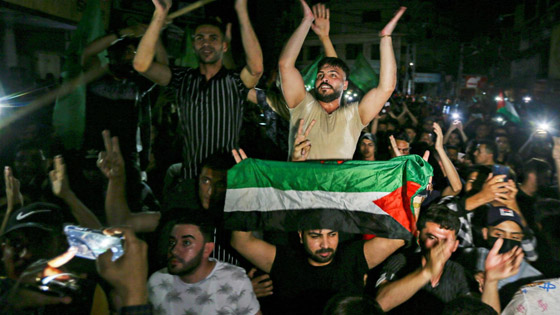 بالصور.. أهالي غزة يحتفلون بوقف إطلاق النار صورة رقم 1