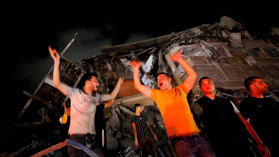 بالصور.. أهالي غزة يحتفلون بوقف إطلاق النار صورة رقم 3