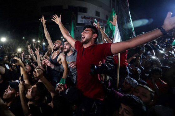بالصور.. أهالي غزة يحتفلون بوقف إطلاق النار صورة رقم 8