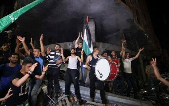 بالصور.. أهالي غزة يحتفلون بوقف إطلاق النار صورة رقم 9