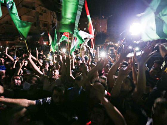 بالصور.. أهالي غزة يحتفلون بوقف إطلاق النار صورة رقم 10