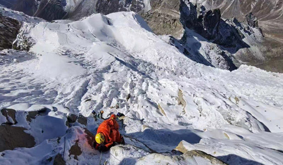  صورة رقم 3 - فيديو وصور مؤثرة: أو ل ضرير آسيوي يتسل ق جبل إيفرست ويقول: الاعاقة لا تمنع النجاح! 