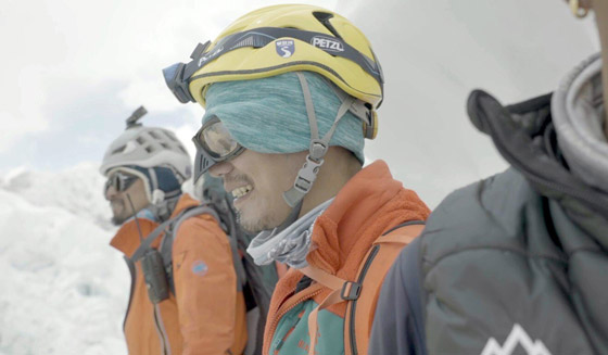  صورة رقم 1 - فيديو وصور مؤثرة: أو ل ضرير آسيوي يتسل ق جبل إيفرست ويقول: الاعاقة لا تمنع النجاح! 