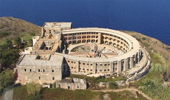 صور: إيطاليا تخطط لإعادة إحياء جزيرة استُخدمت سابقا كسجن للمجرمين صورة رقم 8