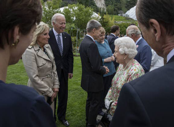 لأول مرة منذ تنصيبه.. الرئيس الأمريكي بايدن يلتقي الملكة إليزابيث صورة رقم 3