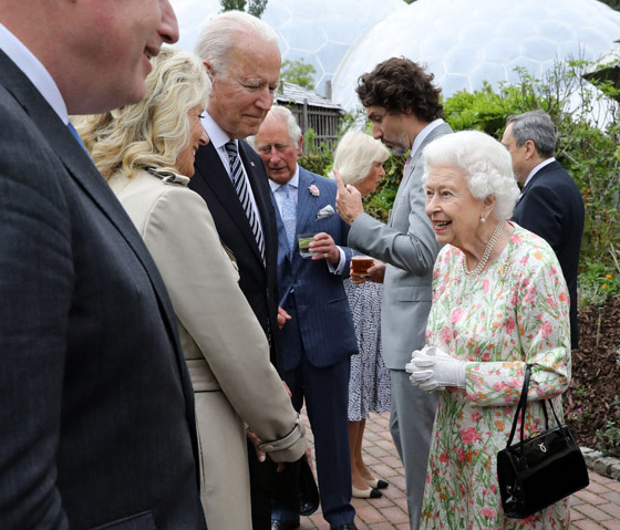 لأول مرة منذ تنصيبه.. الرئيس الأمريكي بايدن يلتقي الملكة إليزابيث صورة رقم 1