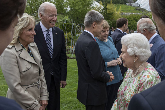 لأول مرة منذ تنصيبه.. الرئيس الأمريكي بايدن يلتقي الملكة إليزابيث صورة رقم 5