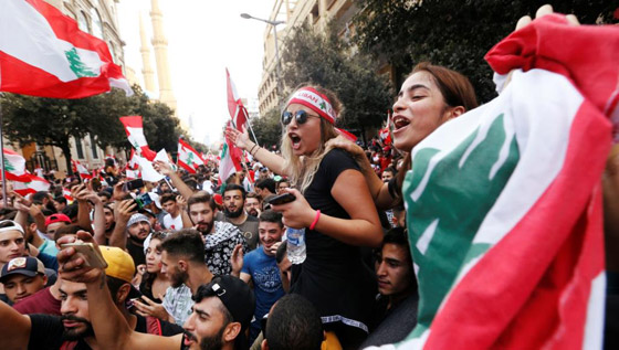 إضراب عام في لبنان واحتجاجات غاضبة.. الأزمة تُخرج العمال للشوارع ومطالب بحكومة إنقاذ صورة رقم 2