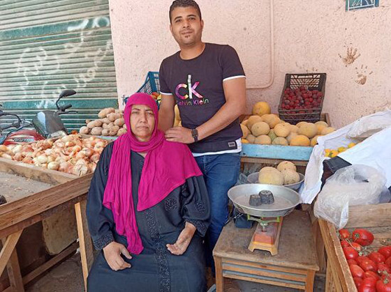 ابن يستحق التقدير: محمد موظف يعمل صباحا في البنك ومساءا يساعد والدته ببيع الخضار  صورة رقم 3