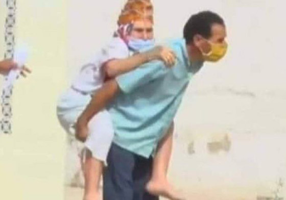 فيديو مؤثر: تونسي حمل والدته المريضة بالكورونا على ظهره للمستشفى صورة رقم 1