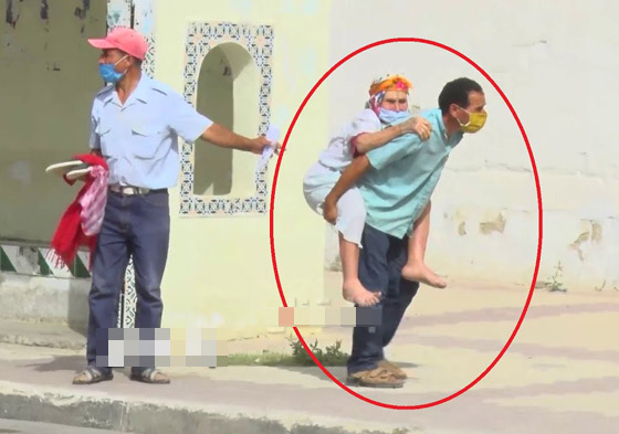 فيديو مؤثر: تونسي حمل والدته المريضة بالكورونا على ظهره للمستشفى صورة رقم 2