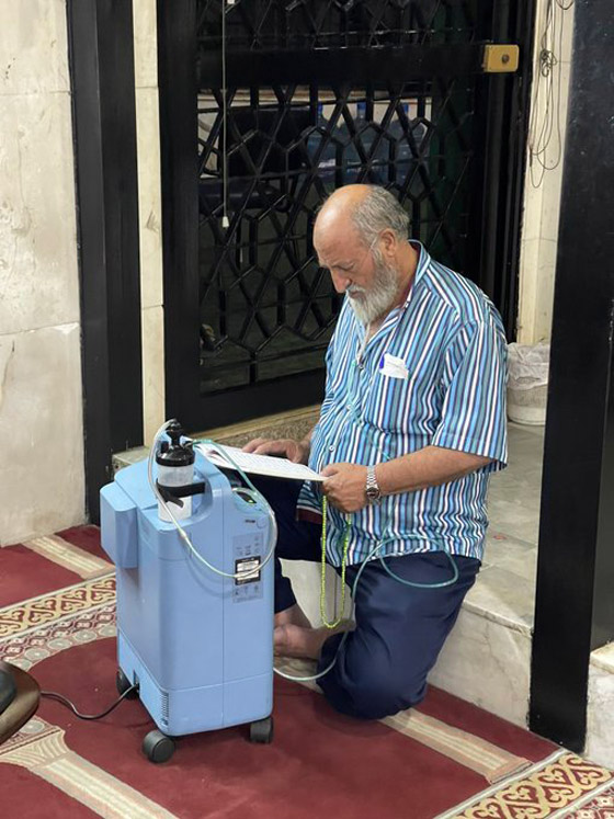 لبناني يلجأ إلى مسجد في بيروت لتشغيل آلة الأكسجين جراء انقطاع الكهرباء صورة رقم 4