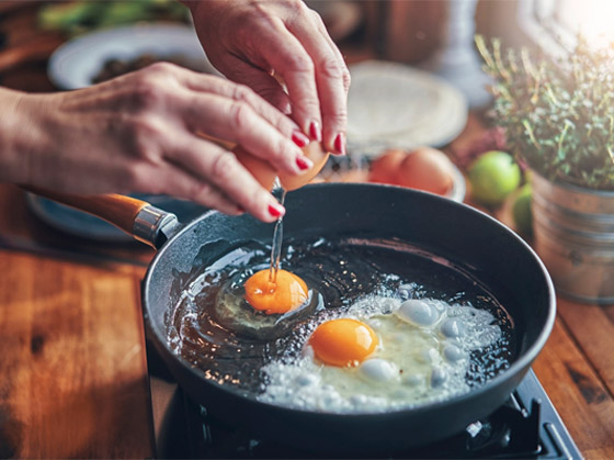لماذا يستحيل تحضير طبق البيض المثالي رغم سهولته؟ 13 خطأ شائعا وراء الأمر صورة رقم 1