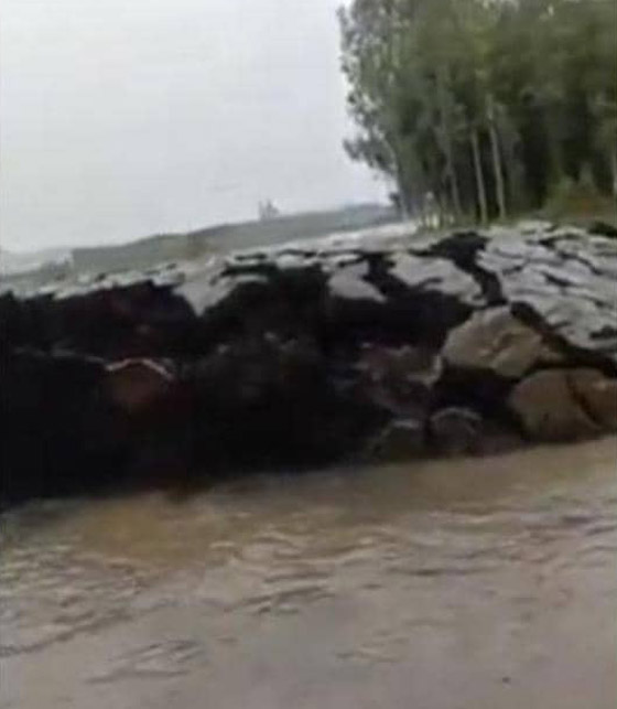 فيديو لظاهرة غريبة في الهند.. ظهور أرض بشكل مفاجئ من تحت الماء! صورة رقم 1