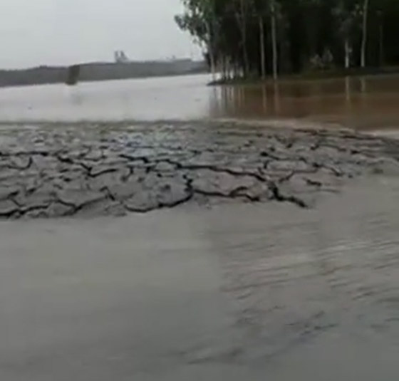 فيديو لظاهرة غريبة في الهند.. ظهور أرض بشكل مفاجئ من تحت الماء! صورة رقم 3
