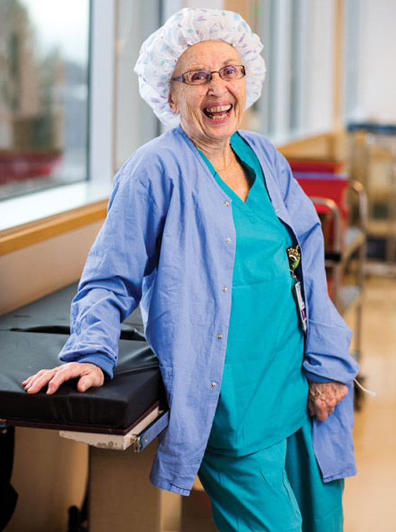 صور: أقدم وأكبر ممرضة أمريكية تعلن تقاعدها بعد عمل استمر 70 عاما صورة رقم 2