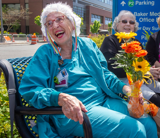 صور: أقدم وأكبر ممرضة أمريكية تعلن تقاعدها بعد عمل استمر 70 عاما صورة رقم 6