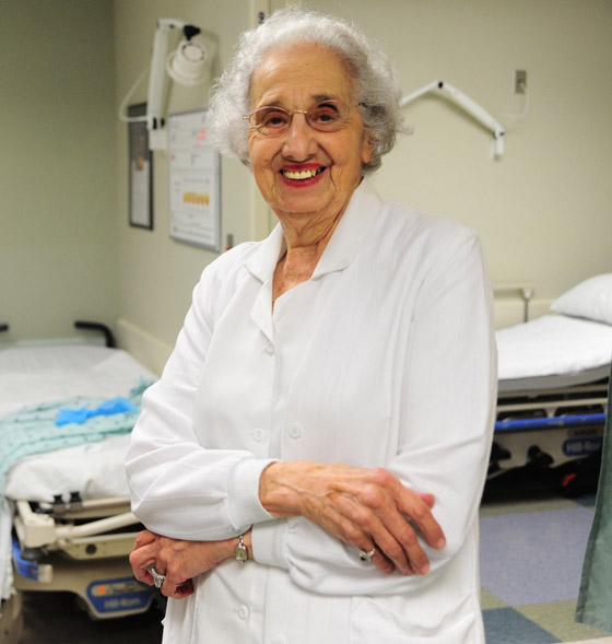 صور: أقدم وأكبر ممرضة أمريكية تعلن تقاعدها بعد عمل استمر 70 عاما صورة رقم 12