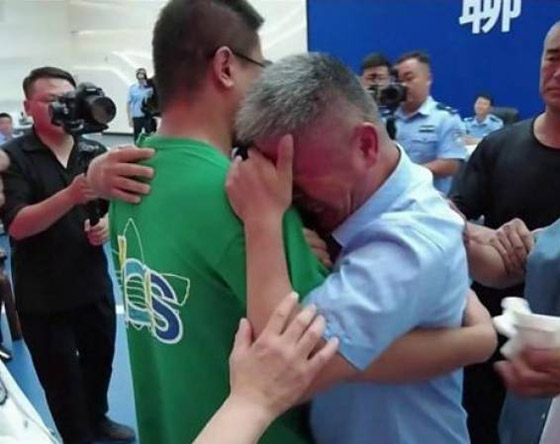 أب صيني يعثر على ابنه المختطف بعد 24 عاما من البحث والتنقل! فيديو صورة رقم 7