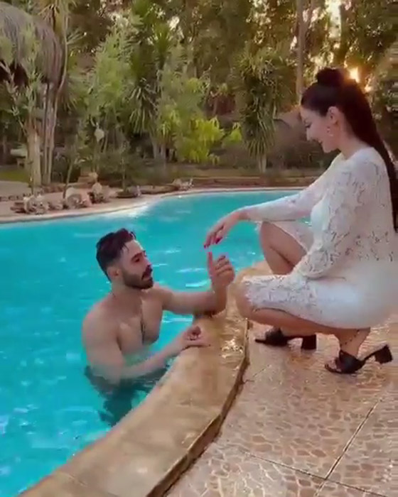 فيديو: الراقصة صافيناز تطلق زغرودة خطوبتها في حمام السباحة: العريس خرج من الماء والبسها الخاتم! صورة رقم 1