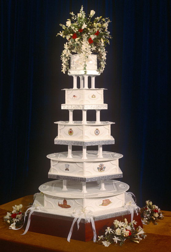 بعد مرور 40 عاما.. قطعة من كعكة زفاف الأمير تشارلز وديانا للبيع! صور صورة رقم 5