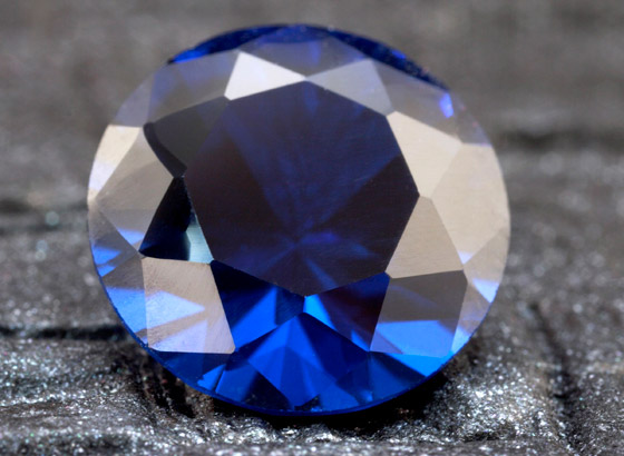 العثور على أكبر حجر ياقوت أزرق في العالم قيمته 100 مليون دولار صورة رقم 5