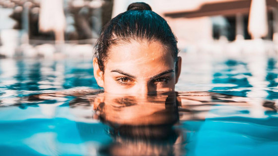 5 طرق لحماية شعرك من الأضرار البالغة التي يتسبب بها الكلور الموجود في أحواض السباحة صورة رقم 1