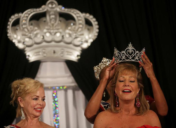 صور: جدة جميلة (63 عاما) تفوز بمسابقة ملكة جمال المسنات في أمريكا صورة رقم 1
