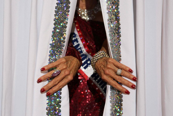 صور: جدة جميلة (63 عاما) تفوز بمسابقة ملكة جمال المسنات في أمريكا صورة رقم 4