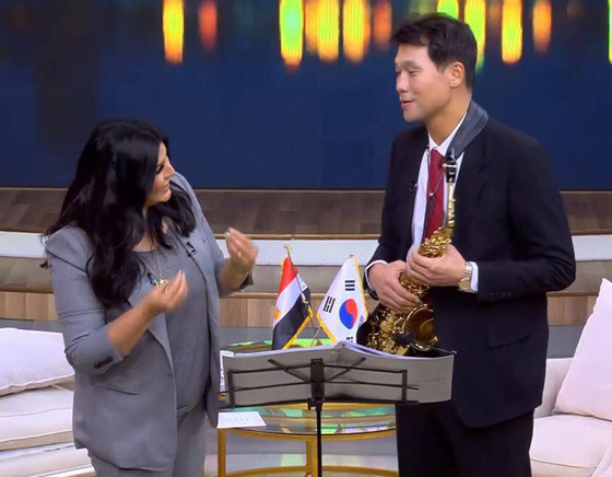 فيديو: السفير الكوري يفاجئ المصريين ويعزف أغنية 