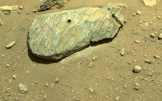 حفرة داخل صخرة.. صور مميزة لأول عينة صخرية من المريخ صورة رقم 3