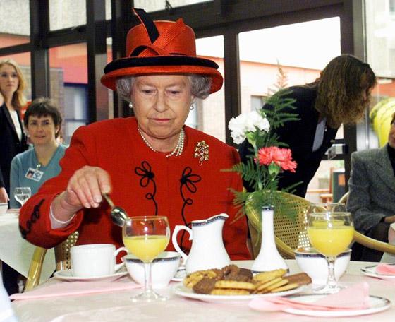 تعرفوا على أغرب عادات تناول الطعام عند الملكة البريطانية إليزابيث صورة رقم 4