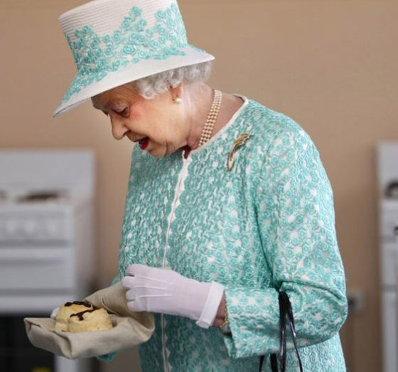 تعرفوا على أغرب عادات تناول الطعام عند الملكة البريطانية إليزابيث صورة رقم 6