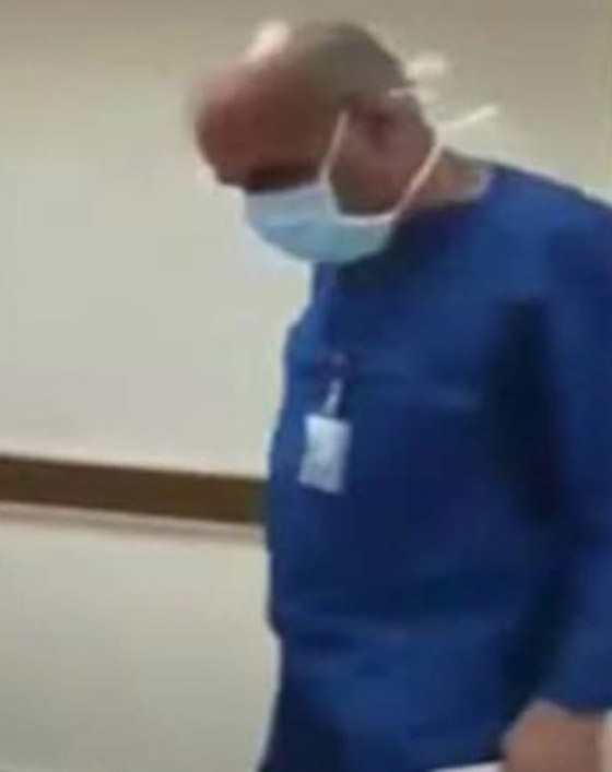 فيديو صادم: طبيب مصري يهين ممرض ويطالبه بالسجود لكلبه! صورة رقم 4