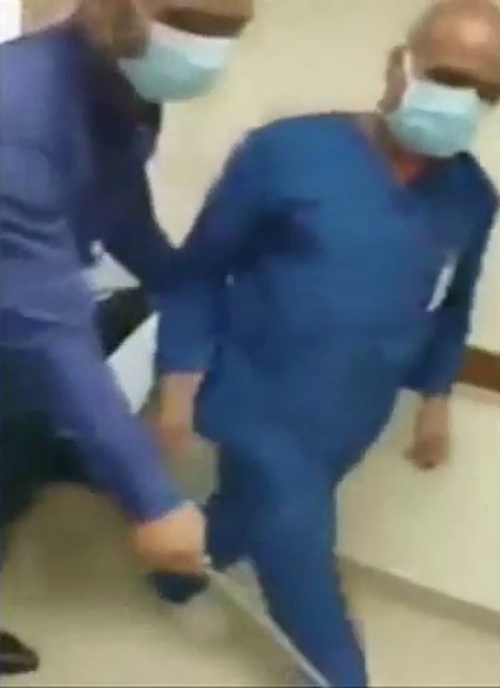 فيديو صادم: طبيب مصري يهين ممرض ويطالبه بالسجود لكلبه! صورة رقم 5