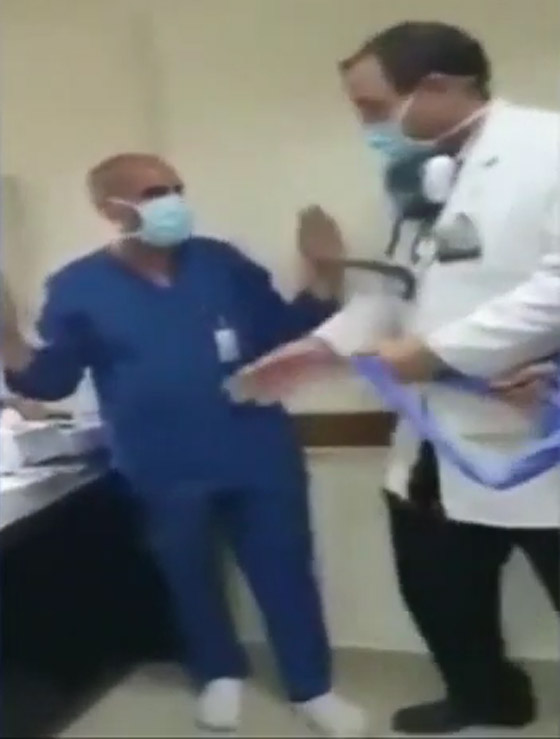 فيديو صادم: طبيب مصري يهين ممرض ويطالبه بالسجود لكلبه! صورة رقم 3