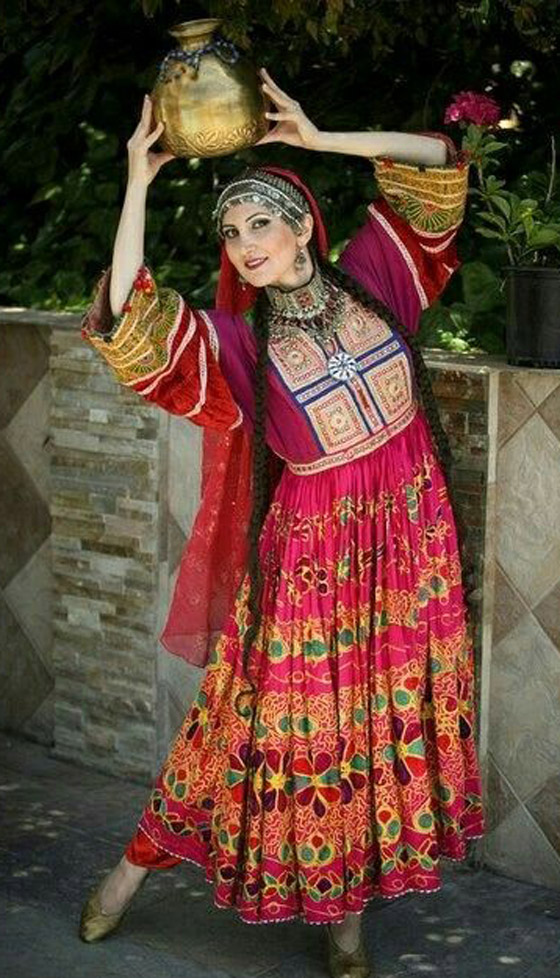 بالصور: ملابس ملونة وتقليدية رائعة.. الأفغانيات يتحدين نساء طالبان! صورة رقم 4