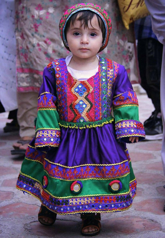 بالصور: ملابس ملونة وتقليدية رائعة.. الأفغانيات يتحدين نساء طالبان! صورة رقم 5