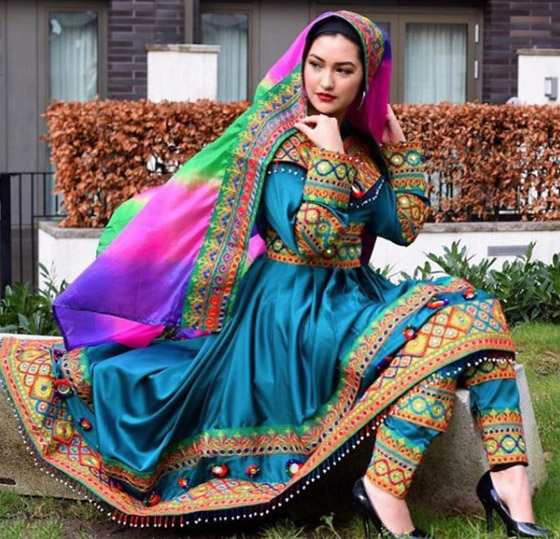 بالصور: ملابس ملونة وتقليدية رائعة.. الأفغانيات يتحدين نساء طالبان! صورة رقم 6