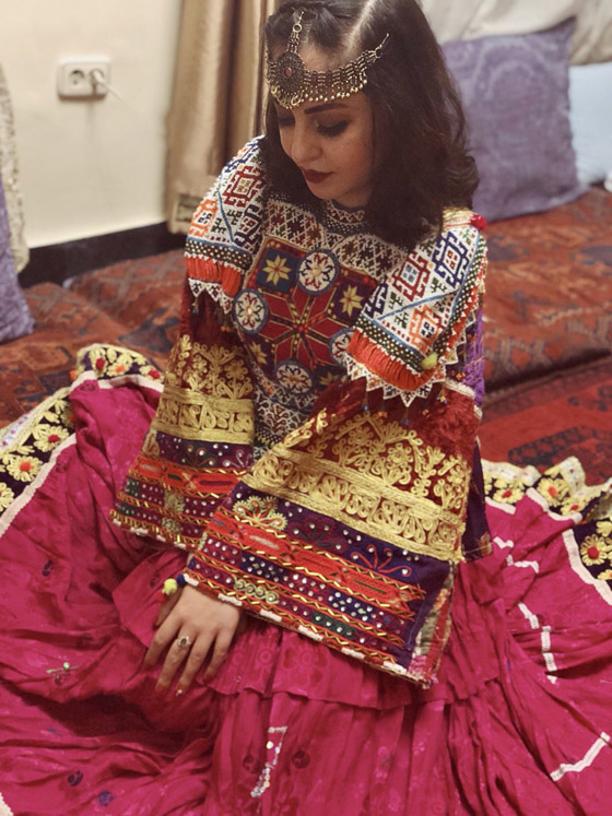 بالصور: ملابس ملونة وتقليدية رائعة.. الأفغانيات يتحدين نساء طالبان! صورة رقم 8