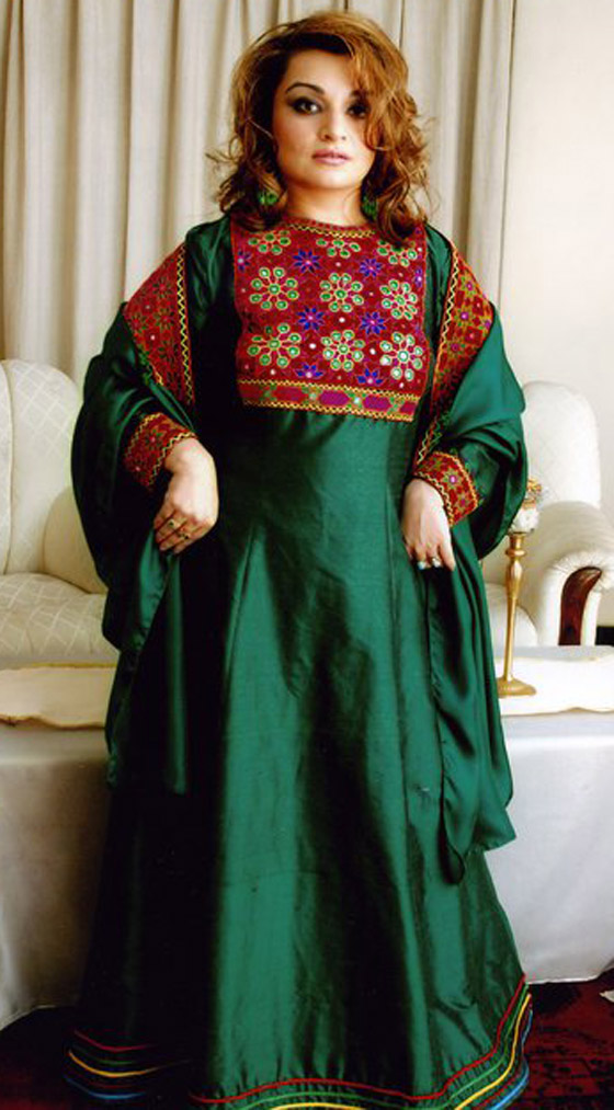 بالصور: ملابس ملونة وتقليدية رائعة.. الأفغانيات يتحدين نساء طالبان! صورة رقم 9