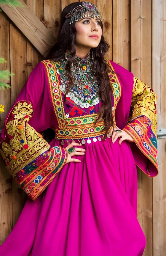 بالصور: ملابس ملونة وتقليدية رائعة.. الأفغانيات يتحدين نساء طالبان! صورة رقم 16