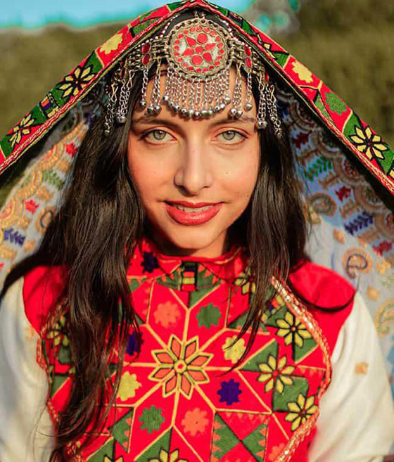 بالصور: ملابس ملونة وتقليدية رائعة.. الأفغانيات يتحدين نساء طالبان! صورة رقم 17