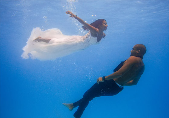 صور مدهشة: ثنائي سعودي يحتفلان بزفافهما تحت الماء في جزر المالديف صورة رقم 5