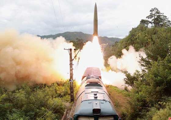 لأول مرة بالتاريخ.. إطلاق صاروخ باليستي من عربة قطار بكوريا الشمالية صورة رقم 2