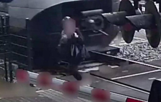 بالفيديو: 5 ثوان تنقذ حياة امرأة من قطار سريع بأعجوبة! صورة رقم 1