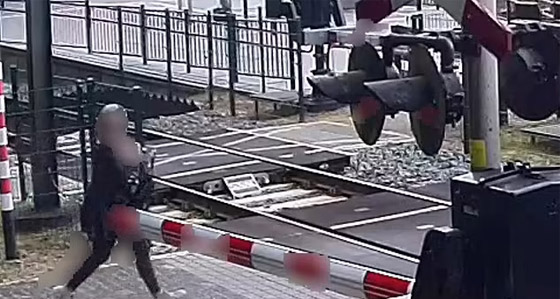 بالفيديو: 5 ثوان تنقذ حياة امرأة من قطار سريع بأعجوبة! صورة رقم 2