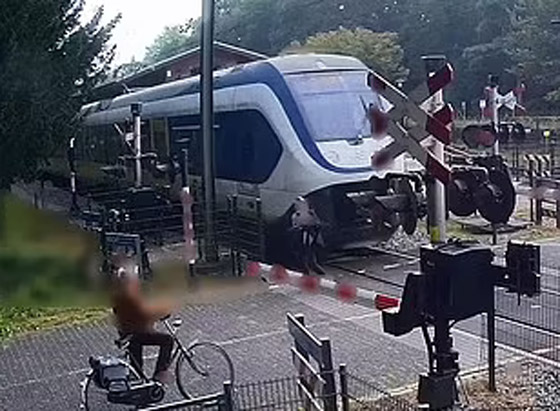 بالفيديو: 5 ثوان تنقذ حياة امرأة من قطار سريع بأعجوبة! صورة رقم 4